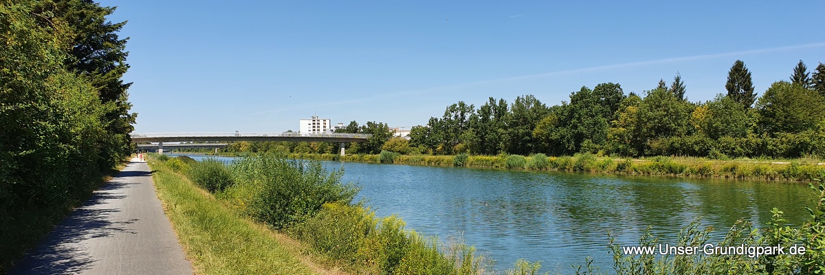 Es ist der Main-Donau-Kanal zu sehen, der direkt vor dem Grundigpark entlang führt.